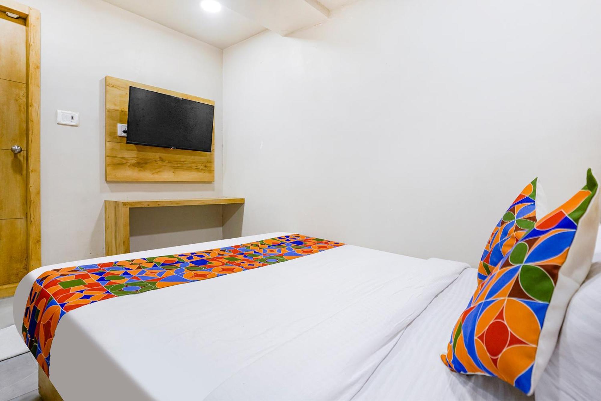 Fabexpress Baghdad Palace Hotel Мумбай Екстериор снимка