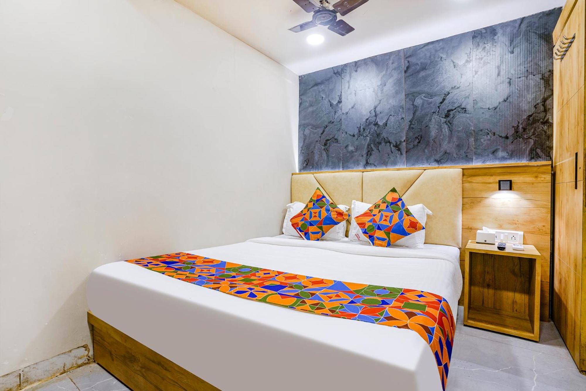 Fabexpress Baghdad Palace Hotel Мумбай Екстериор снимка