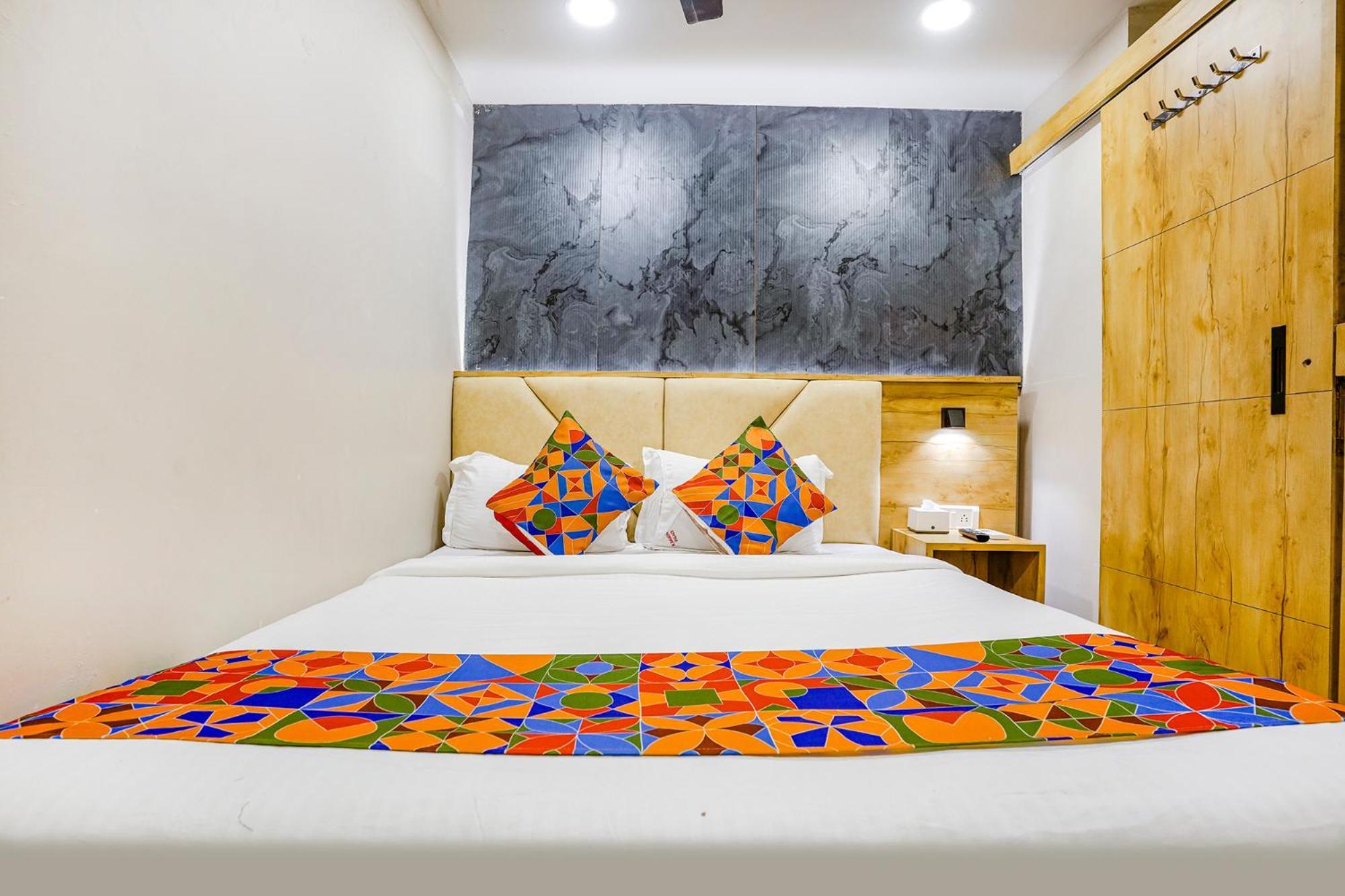 Fabexpress Baghdad Palace Hotel Мумбай Екстериор снимка